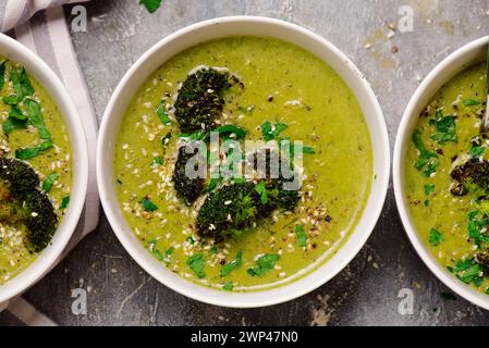 Geröstete Brokkoli-Suppe mit geschmolzenen Cheddar-Croutons. Top-Ansicht. Stil hugge.selective Fokus Stockfoto