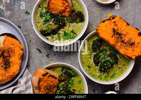 Geröstete Brokkoli-Suppe mit geschmolzenen Cheddar-Croutons. Top-Ansicht. Stil hugge.selective Fokus Stockfoto