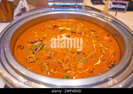 Butter-Hühnercurry in Buffetform Stockfoto