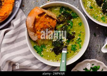 Geröstete Brokkoli-Suppe mit geschmolzenen Cheddar-Croutons. Top-Ansicht. Stil hugge.selective Fokus Stockfoto