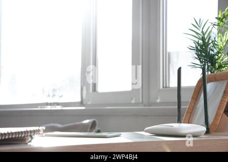 Moderner wlan-Router mit Rahmen auf Regal im Zimmer, Nahaufnahme Stockfoto