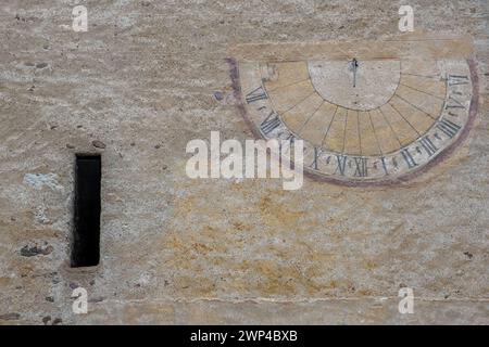 Sonnenuhr an einer verwitterten Hausfassade, Kaltern, Südtirol, Italien Stockfoto