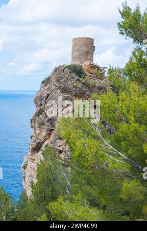 Torre des Verger, auch Torre del Verger, Torre de ses Animes, alter Wachturm, Aussichtsturm auf einem Felsen mit friedlichem Meerblick, Bäume im Frühjahr Stockfoto