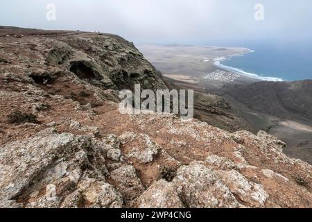 Blick vom Mirador del Guinate nach Playa de Famara, Lanzarote, Kanarischen Inseln, Spanien Stockfoto