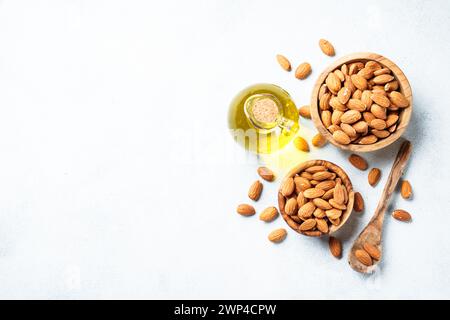 Mandelnüsse in Holzschale auf weißem Hintergrund. Stockfoto
