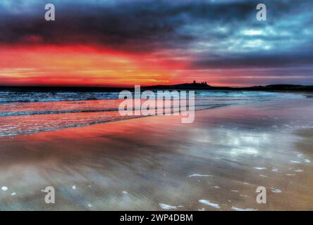 Dunstanburgh Castle von Embleton Strand Stockfoto