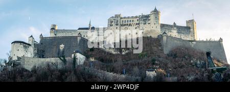 Die Festung Hohensalzburg (deutsch: Festung Hohensalzburg) ist eine große mittelalterliche Festung in Salzburg. Sie liegt auf dem Festungsberg Stockfoto