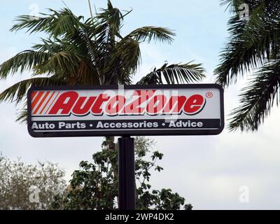 Miami, Florida, USA - 24. Februar 2024: Straßenschild AutoZone Store. Stockfoto