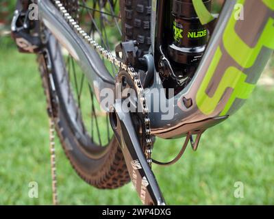 Miami, Florida, USA - 24. Februar 2024: Unbefestigte Kette im Antrieb eines Hochleistungs-Mountainbikes. Stockfoto