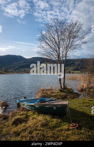 Altes Boot in Zell am Moos am Irrsee, einem See im Salzkammergut, das von der Zeller Ache in Richtung Mondsee entwässert wird Stockfoto