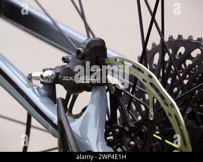 Miami, Florida, USA - 24. Februar 2024: Nahaufnahme einer Shimano SLX Hydraulic Disc Brake zur leistungsstarken Bremssteuerung eines Fahrrads. Stockfoto