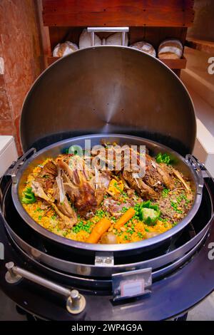 Lamb Ouzi oder Lamb mandi in arabischer Buffetform Stockfoto