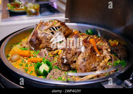 Lamb Ouzi oder Lamb mandi in arabischer Buffetform Stockfoto