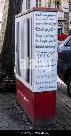 Fremdsprachen, Verteilerkasten an der öffentlichen Straße, Berlin, Deutschland Stockfoto