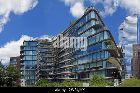 Wohngebäude 520 West 28th Street von der Architektin Zaha Hadid, am High Line Park, Hochhaus 10 Hudson Yards, Chelsea Viertel Stockfoto