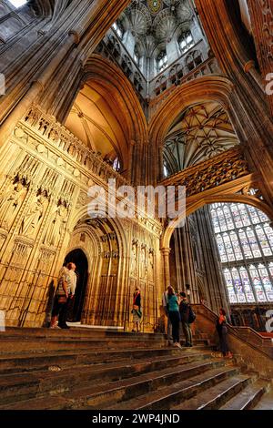 Blick nach oben in den Kirchturm von Bell Harry, romanisch und gotisch, Kathedrale von Canterbury, Kathedrale von Christus, Innenansicht Stockfoto