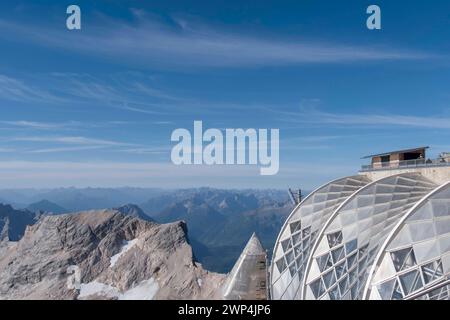 Blick auf die Alpen von der Zugspitze, rechts die Funkstation, links die ehemalige Höhenmessstation Stockfoto