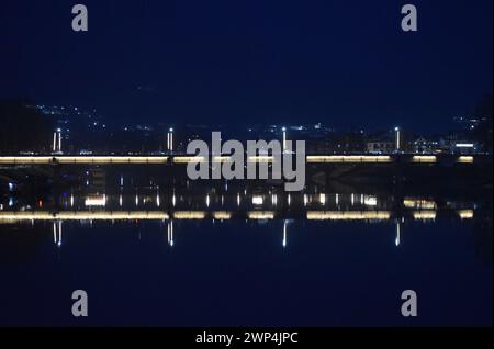 Srinagar, Indien. März 2024. 5. März 2024, Srinagar, Indien : eine beleuchtete Brücke über den Fluss Jhelum wird abends in Srinagar gesehen. Am 5. März 2024 in Srinagar, Indien. (Foto von Firdous Nazir/Eyepix Group) Credit: SIPA USA/Alamy Live News Stockfoto