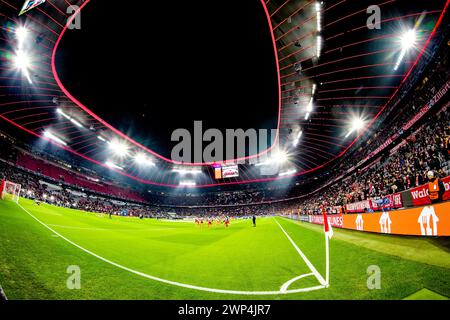 München, Deutschland. März 2024. MÜNCHEN, DEUTSCHLAND - 5. MÄRZ: Allgemeine Ansicht des Stadions während der UEFA Champions League, Achtelfinale, Zweitspiel zwischen Bayern München und Lazio in der Allianz Arena am 5. März 2024 in München. (Foto von Douwe Bijlsma/Orange Pictures) Credit: Orange Pics BV/Alamy Live News Stockfoto