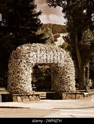 Einer der vier Elchgeweihbögen an jeder Ecke des Jackson Square in der Stadt Jackson, Wyoming, mit einer Vintage-Behandlung Stockfoto