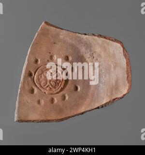 Fragment einer nubischen Keramikschale aus der klassischen christlichen Zeit des 9. Bis 11. Jahrhunderts, verziert mit geometrischen Mustern, Stempeln, Kreuzen und Medaillons. Als Beispiel nubischer Keramik erhalten. Stockfoto