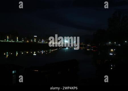Srinagar, Indien. März 2024. Eine beleuchtete Brücke über den Fluss Jhelum ist abends in Srinagar zu sehen. Am 5. März 2024 in Srinagar, Indien. (Kreditbild: © Firdous Nazir/OKULARIS via ZUMA Press Wire) NUR REDAKTIONELLE VERWENDUNG! Nicht für kommerzielle ZWECKE! Stockfoto