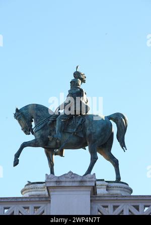 Die vergoldete Bronzestatue von Victor Emmanuel II. Auf dem Pferderücken wurde von dem friaulischen Bildhauer Enrico Chiaradia (1851–1901) entworfen. Die Basis besteht aus zwei Stockfoto