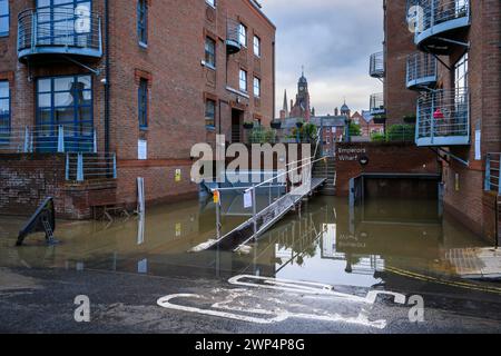 Der Fluss Ouse brach nach starkem Regen (Flussufer und Hochwasser, erhöhter Fußweg zu den Wohnungen) über die Ufer - York, North Yorkshire, England, Vereinigtes Königreich. Stockfoto