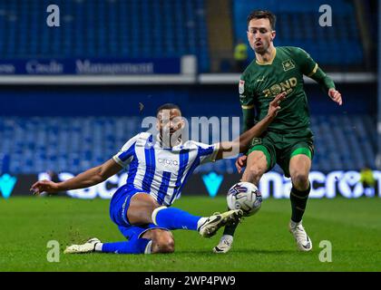 Ryan Hardie aus Plymouth Argyle kämpft um den Ball während des Sky Bet Championship Matches Sheffield Wednesday vs Plymouth Argyle in Hillsborough, Sheffield, Großbritannien, 5. März 2024 (Foto: Stan Kasala/News Images) Stockfoto