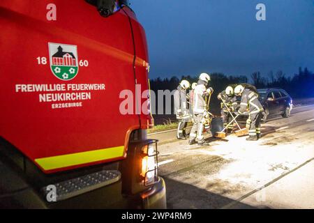 240305Wildunfall News ID: EN 2024-03-05 VW kollidiert mit Reh Straßensperrung durch ausgelaufene Betriebsmittel Neukirchen. Auf der S258 hat sich am Dienstagabend gegen 17:30 Uhr ein Verkehrsunfall ereignet. Die Fahrerin eines VW war auf der S258 in Richtung Neukirchen unterwegs, als plötzlich ein Reh die Fahrbahn kreuzt. Trotz Bremsung konnte die Fahrerin eine Kollision mit dem Reh nicht mehr verhindern. Nach dem Zusammenstoß rannte das Reh weiter in einem angrenzenden Waldstück. Bei dem Unfall war das Auto beschädigt, wobei Betriebsmittel ausliefen. Einsatzkräfte der Feuerwehr rückten an, u Stockfoto