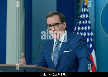 Washington, USA. März 2024. John Kirby, Kommunikationsberater von NSC, hielt heute am 05. März 2024 im Brady Room/Weißen Haus in Washington DC, USA, ein tägliches Pressegespräch ab. (Foto: Lenin Nolly/SIPA USA) Credit: SIPA USA/Alamy Live News Stockfoto