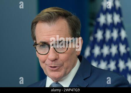 Washington, USA. März 2024. John Kirby, Kommunikationsberater von NSC, hielt heute am 05. März 2024 im Brady Room/Weißen Haus in Washington DC, USA, ein tägliches Pressegespräch ab. (Foto: Lenin Nolly/SIPA USA) Credit: SIPA USA/Alamy Live News Stockfoto