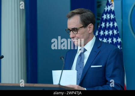 Washington, USA. März 2024. John Kirby, Kommunikationsberater von NSC, hielt heute am 05. März 2024 im Brady Room/Weißen Haus in Washington DC, USA, ein tägliches Pressegespräch ab. (Foto: Lenin Nolly/SIPA USA) Credit: SIPA USA/Alamy Live News Stockfoto