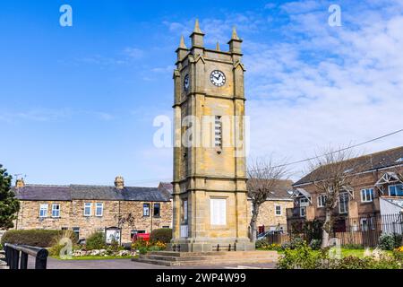 Amble, Morpeth, Northumberland, England, Grossbritannien, Vereinigtes Königreich. Uhrenturm auf einem Platz in der Gegend. Stockfoto