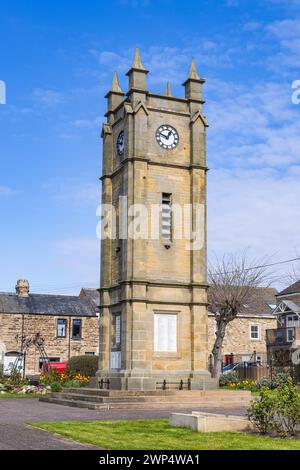 Amble, Morpeth, Northumberland, England, Grossbritannien, Vereinigtes Königreich. Uhrenturm auf einem Platz in der Gegend. Stockfoto