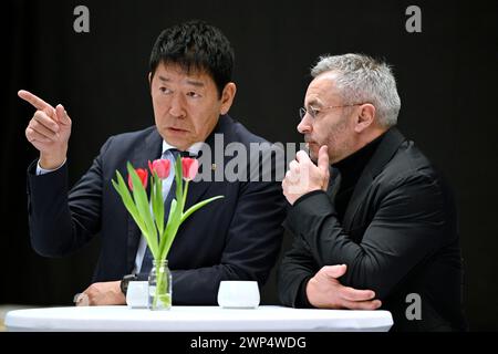 Morinari Watanabe, Präsident der FIG-Föderation Internationale de Gymnastique, im Gespräch mit Alfons Hoelzl, dem Präsidenten der Deutschen Stockfoto