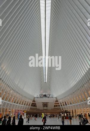 Menschen in der Westfield World Trade Center Mall, Oculus Building, Transportation Hub, Ground Zero, Lower Manhattan, New York City, New York, USA Stockfoto