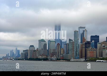 Skyline mit Wolkenkratzern im Financial District, One World Trade Centre oder Freedom Tower in den Wolken, Hudson River, Lower Manhattan, New York Stockfoto