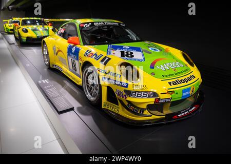 Gelber Porsche 911 GT3 RSR 2023 im historischen Porsche-Museum, deutsche Ingenieurskunst, Hochleistungs-Rennsportwagen, Inbegriff automobiler Eleganz, Enduran Stockfoto