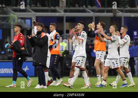 Mailand, Italien. März 2024. Italien, Mailand, 4. märz 2024: Spieler von Genua CFC begrüßen die Fans auf den Tribünen am Ende des Fußballspiels FC Inter gegen Genua CFC, Serie A 2023-2024 Tag 27 im San Siro Stadium (Foto: Fabrizio Andrea Bertani/Pacific Press) Credit: Pacific Press Media Production Corp./Alamy Live News Stockfoto