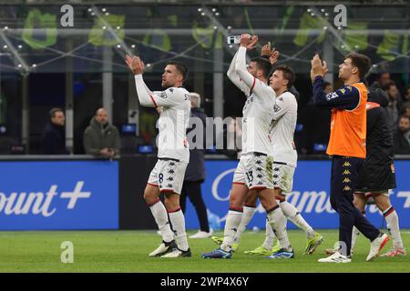 Mailand, Italien. März 2024. Italien, Mailand, 4. märz 2024: Spieler von Genua CFC begrüßen die Fans auf den Tribünen am Ende des Fußballspiels FC Inter gegen Genua CFC, Serie A 2023-2024 Tag 27 im San Siro Stadium (Foto: Fabrizio Andrea Bertani/Pacific Press) Credit: Pacific Press Media Production Corp./Alamy Live News Stockfoto