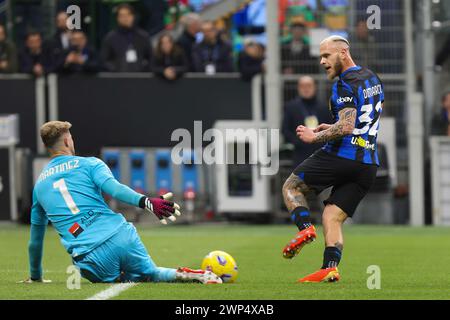 Mailand, Italien. März 2024. Italien, Mailand, 4. märz 2024: Federico Dimarco (FC Inter) hat in der ersten Halbzeit beim Fußballspiel FC Inter gegen Genua CFC, Serie A 2023-2024 Tag 27 im San Siro Stadium (Foto: Fabrizio Andrea Bertani/Pacific Press) Credit: Pacific Press Media Production Corp./Alamy Live News Stockfoto