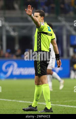 Mailand, Italien. März 2024. Italien, Mailand, 4. märz 2024: Giovanni Ayroldi (Schiedsrichter) pfeift in der zweiten Halbzeit beim Fußballspiel FC Inter gegen Genua CFC, Serie A 2023-2024 Tag 27 im San Siro Stadium (Foto: Fabrizio Andrea Bertani/Pacific Press) Credit: Pacific Press Media Production Corp./Alamy Live News Stockfoto