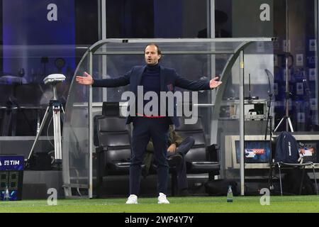 Mailand, Italien. März 2024. Italien, Mailand, 4. märz 2024: Alberto Gilardino (CFC-Cheftrainer Genua) verärgert sich wegen eines Schiedsrichtergesprächs in der ersten Halbzeit während des Fußballspiels FC Inter gegen Genua CFC, Serie A 2023-2024 Tag 27 im San Siro Stadion (Credit Image: © Fabrizio Andrea Bertani/Pacific Press Via ZUMA Press Wire) NUR REDAKTIONELLE VERWENDUNG! Nicht für kommerzielle ZWECKE! Stockfoto