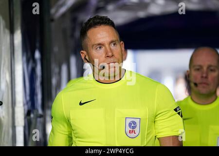 Sheffield, Großbritannien. März 2024. Schiedsrichter Stephen Martin beim Sheffield Wednesday FC gegen Plymouth Argyle FC im Hillsborough Stadium, Sheffield, England, Vereinigtes Königreich am 5. März 2024 Credit: Every Second Media/Alamy Live News Stockfoto