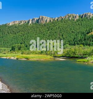 clark Fork River unter hohen Klippen in der Nähe von drummond, montana Stockfoto