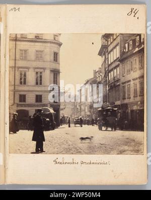 Karol Beyers Gemälde zeigt Krakowskie Przedmieście in Warschau, darunter das Anwesen von Malcza, die Straßenarchitektur und die urbane Umgebung Mitte des 19. Jahrhunderts, die das Stadtbild und die Straßenlandschaft Warschaus unterstreicht. Stockfoto