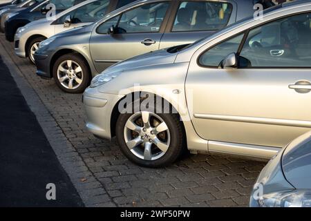 ROSKILDE, DÄNEMARK - 30. OKTOBER 2014: Reihe von Peugeot 307 Fahrzeugen im Händlerbetrieb vorgestellt Stockfoto