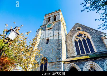 Außenansicht der St. Michael's Church in der Fore Street in der Küstenstadt Beer, Devon, Jurassic Coast, Großbritannien Stockfoto