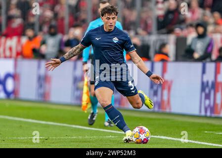 München, Deutschland. März 2024. MÜNCHEN – 5. MÄRZ: Luca Pellegrini aus Latium gibt den Ball während der UEFA Champions League, Achtelfinale, 2. Legspiel zwischen Bayern München und Lazio am 5. März 2024 in München. (Foto von Andre Weening/Orange Pictures) Credit: Orange Pics BV/Alamy Live News Stockfoto